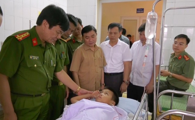 Phó Giám đốc công an tỉnh Thanh Hoá, Đại tá Khương Duy Oanh hỏi thăm các cháu đang bị thương tại bệnh viện