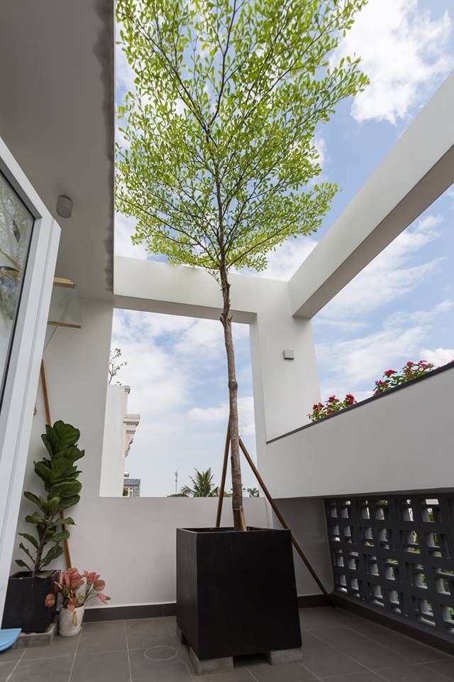 Để không gian thực sự an yên, cây xanh là một chất liệu không thể thiếu. Ngoài tiểu cảnh dưới tầng trệt, gia chủ có thể chăm sóc và ngắm nhìn những bồn hoa, cây xanh nơi sân thượng lầu hai như một cách thư giãn giữa những bộn bề công việc.