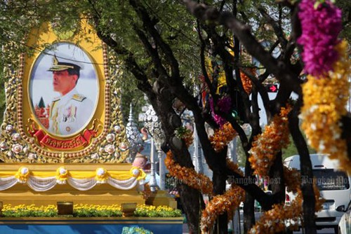 Đại lộ Ratchadamnoen ở thủ đô Bangkok được trang hoàng chuẩn bị cho lễ đăng quang của nhà vua. Ảnh: Bangkok Post