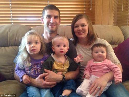 
Vợ chồng chị Lindsey và ba con.
