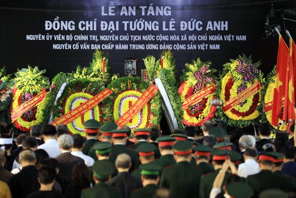 
Để tỏ lòng tiếc thương Đại tướng Lê Đức Anh, Ban tổ chức lễ tang đề nghị các lãnh đạo Đảng, Nhà nước, gia quyến và nhân dân dành một phút mặc niệm trước linh cữu.
