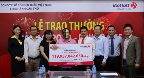 Khách hàng trúng Jackpot nhận giải tại Chi nhánh Vietlott Cần Thơ. Ảnh: Vietlott