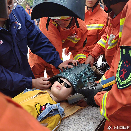 
Lính cứu hỏa phải dùng máy cắt nhanh cốt thép để cắt góc chuông. Ảnh: observer.
