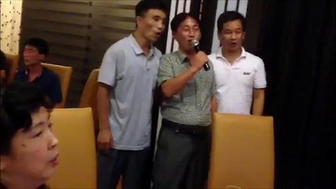 Ri Yong Chol hát karaoke tại Trung Quốc, vài tháng sau vụ án mạng. Ảnh: Al Jazeera.