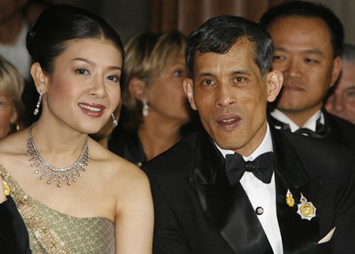 Nhà vua Vajiralongkorn và người vợ thứ ba Srirasmi. Ảnh: Weekly Standard