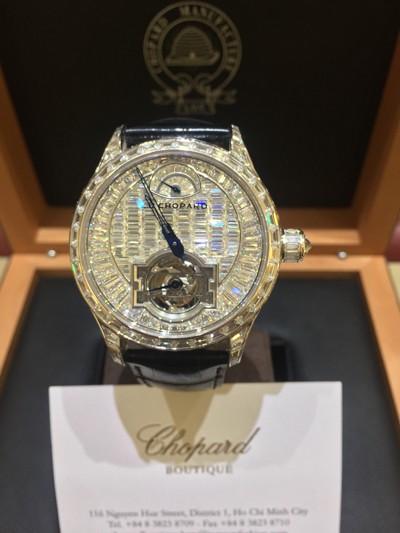 
Hơn 300 viên kim cương trên chiếc L.U.C Tourbillon Baguette.
