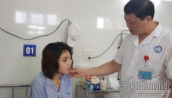 PGS Vinh kiểm tra các vết sẹo trên mặt Lan Vy sau phẫu thuật. Ảnh: T.Hạnh