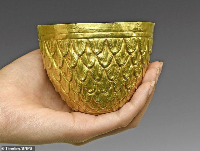 
Chiếc bát vàng từng được bộ lạc người Scythia sử dụng có giá hơn 1,3 tỷ đồng.
