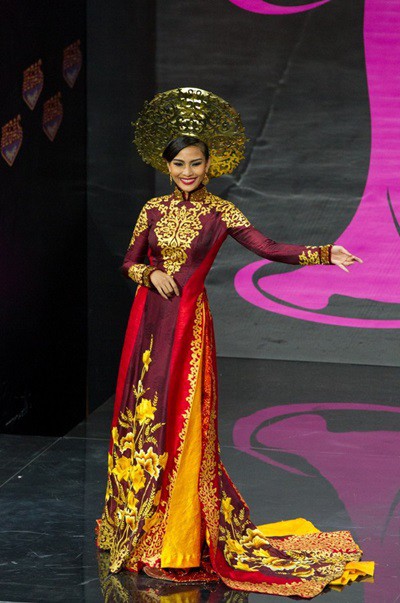 
Ở Miss Universe 2013, Trương Thị May trình diễn áo dài lấy ý tưởng từ hoa sen của nhà thiết kế Thuận Việt. Màu sắc chủ đạo của trang phục là vàng đồng và đỏ sậm. Áo được thiết kế từ chất liệu lụa truyền thống Việt Nam, họa tiết thêu tay và điểm xuyết pha lê. Bộ đồ được xếp thứ tư trong danh sách 10 trang phục dân tộc đẹp nhất do Missosology bình chọn.
