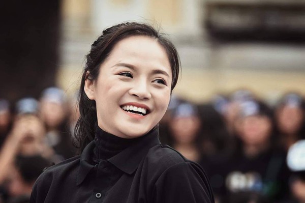 
Nhưng cuối cùng, vẻ đẹp dịu dàng cùng nụ cười tỏa nắng của Top 20 Hoa hậu Việt Nam 2008 vẫn gây ấn tượng đậm sâu trong lòng khán giả.
