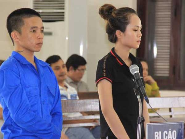 Bị cáo Khang và Huệ tại tòa