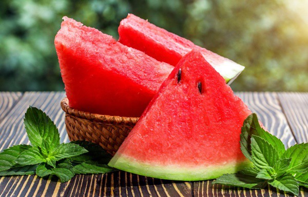 
Dưa hấu là một trong những loại quả ngon được ưa chuộng vào mùa nóng bởi tính chất nhiều nước, giải nhiệt mùa hè cực tốt.
