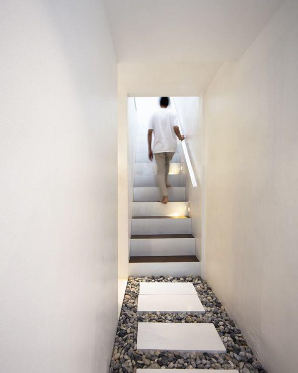 
Lối đi cầu thang được thiết kế hiện đại với mặt sàn trải sỏi, tạo cảm giác mát mẻ, gần gũi với thiên nhiên và không gò bó.
