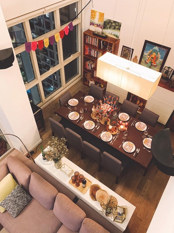 
Phòng ăn nối liền với phòng khách với bộ bàn ăn rộng để gia chủ tiếp khách thường xuyên,
