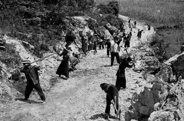 
Thanh niên xung phong phá đá, mở rộng đường qua núi. Ảnh: Tư liệu
