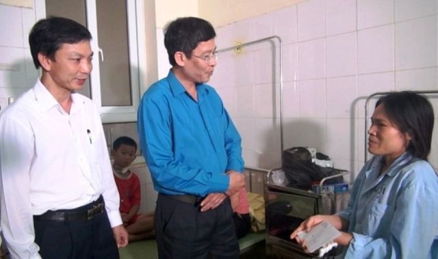 
Thay mặt Bộ trưởng Bộ GD&ĐT, ông Vũ Minh Đức đã biểu dương và ghi nhận tinh thần dũng cảm, nhanh trí của cô giáo Trần Thị Thanh, giáo viên Trường Tiểu học Đồng Lương.
