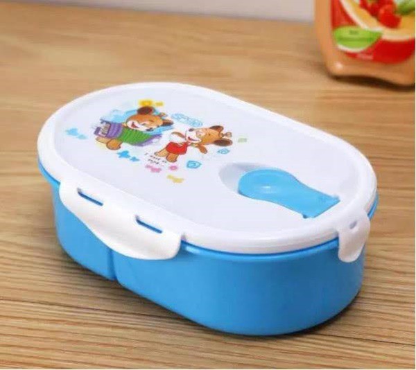 Hộp cơm trưa bằng nhựa chính là nguyên nhân khiến cô bé bị dậy thì sớm.