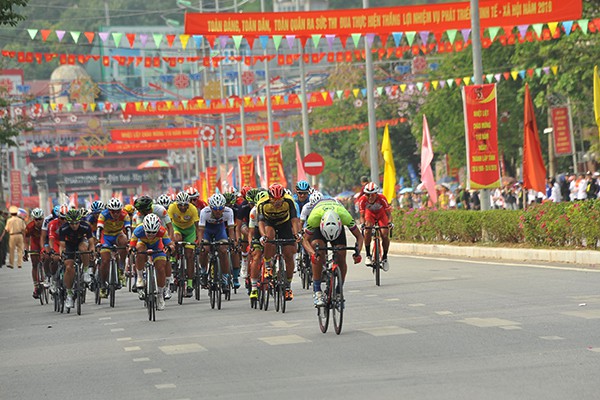 60 cua rơ tham gia tranh tài tại giải đua xe đạp Về Điện Biên Phủ - 2019 cúp báo Quân đội Nhân dân.