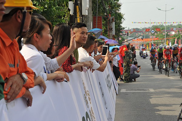 Đông đảo người dân Điên Biên tham gia cổ vũ rất nhiệt tình cho đoàn đua.