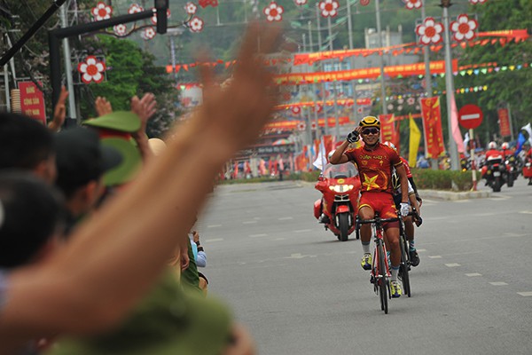 Vận động viên Huỳnh Thanh Tùng của đội Quân khu 7 về nhất chặng đua cuối cùng tại thành phố Điện Biên Phủ.