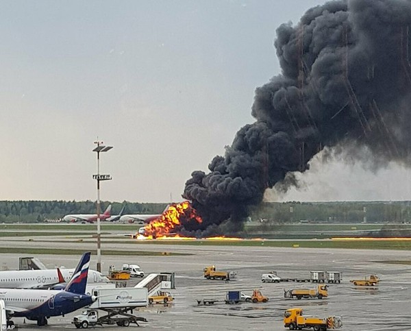 
Hiện trường vụ tai nạn máy bay kinh hoàng trên sân băng ở Mát-xcơ-va.
