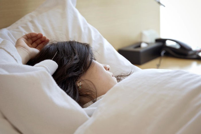Đi ngủ khi tóc còn ẩm ướt rất hại sức khỏe. Ảnh minh họa