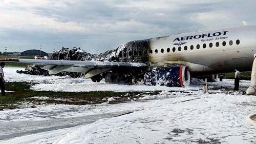 Chiếc Sukhoi Superjet-100 cháy trơ khung sau sự cố hôm 5/5 tại sân bay Sheremetyevo. Ảnh: Reuters.