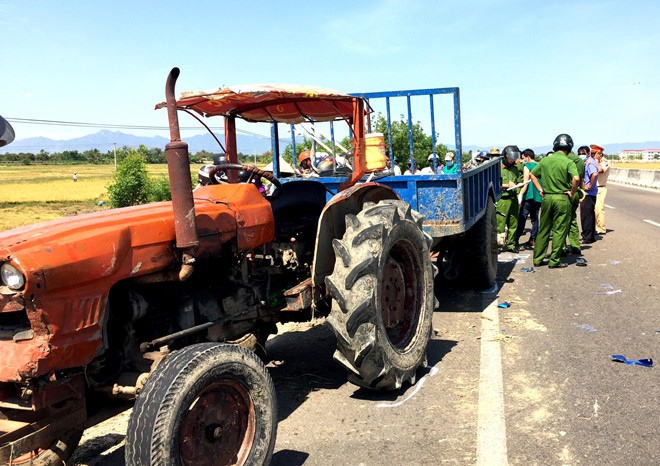Cảnh sát khám nghiệm hiện trường vụ tai nạn. Ảnh: Tuấn Kiệt.
