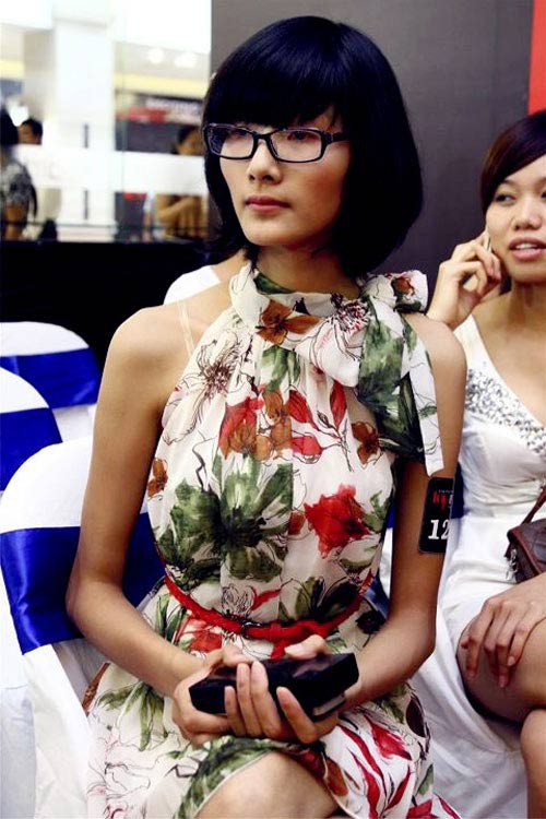 Ở thời điểm thi Vietnams Next Top Model, Hoàng Thùy là một cô gái quê thuần chất, không am hiểu chút nào về catwalk và thời trang, thậm chí đứng không vững trên đôi giày cao gót.