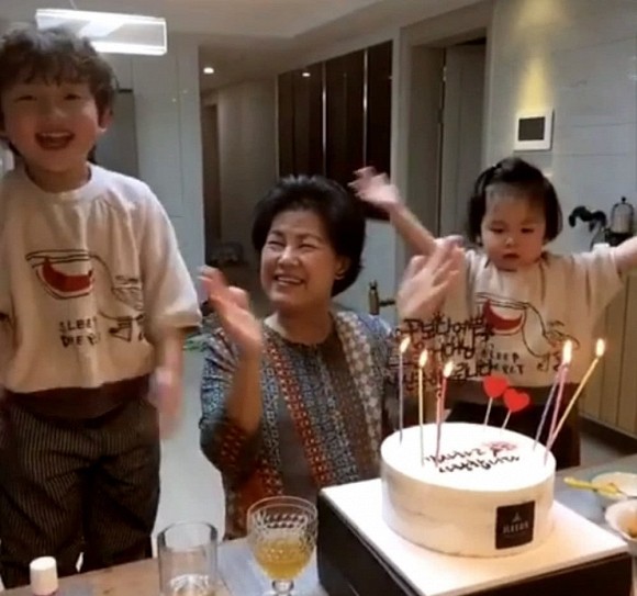 Mẹ Song Joong Ki đón tuổi mới bên cạnh gia đình anh trai của nam diễn viên này.
