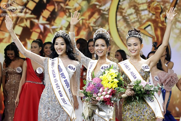 Trong đêm chung kết, người đẹp xứ Thanh đã gặt hái được thành công với giải thưởng Á hậu 1. Vị trí này vừa vặn dành cho Hoàng Thùy.