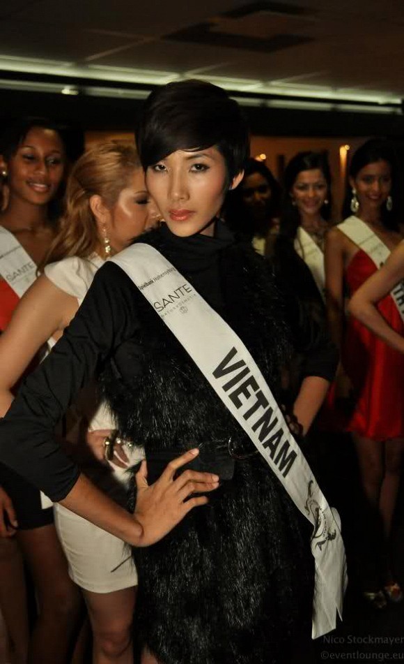 Năm 2012, Hoàng Thùy đại diện Việt Nam tham sự cuộc thi Top Model of the World và lọt top 15. Giải phụ Best Catwalk mà Hoàng Thùy có được tại cuộc thi này cũng phần nào cho thấy năng lực sàn diễn vượt trội của cô. 