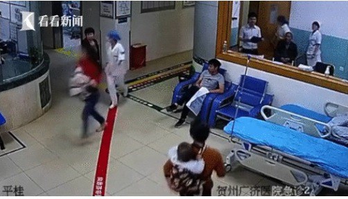 
Hình ảnh camera bệnh viện ghi lại chị Hoàng ôm con chạy như bay vào phòng cấp cứu
