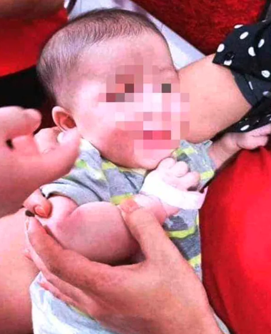 Cháu bé bị mẹ bỏ rơi trong Trung Tâm Y tế.