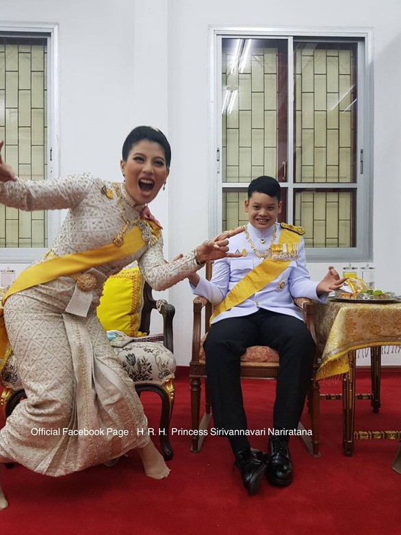 Công chúa Nariratana tạo dáng hài hước bên em trai cùng cha khác mẹ trong lễ đăng quang của vua cha.