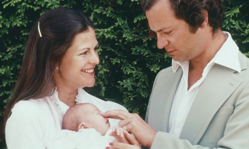 Công chúa Victoria trong bức ảnh chụp cùng cha mẹ khi mới lọt lòng. Ảnh: Wikipedia.