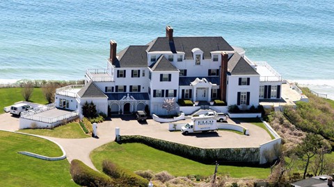 
Biệt thự rộng hơn 1.100 m2 của Taylor Swift nằm ở điểm cao nhất của một thị trấn tại Rhode Island. Biệt thự có 7 phòng ngủ, 8 lò sưởi, một hồ bơi rộng rãi và đối diện với bãi biển.
