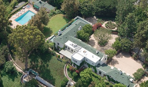 
Swift sở hữu tổng cộng 3 bất động sản ở Los Angeles, và biệt thự trị giá 25 triệu USD ở Beverly Hills là ấn tượng nhất. Nữ ca sĩ mua lại bất động sản này từ nhà sản xuất phim Samuel Goldwyn vào năm 2015. Biệt thự rộng 1.020 m2 có 7 phòng ngủ, 10 phòng tắm và hồ bơi.
