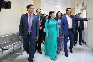 Lãnh đạo thành phố cùng Bộ trưởng Bộ Y tế Nguyễn Thị Kim Tiến đi thăm cơ sở, khoa phòng của bệnh viện
