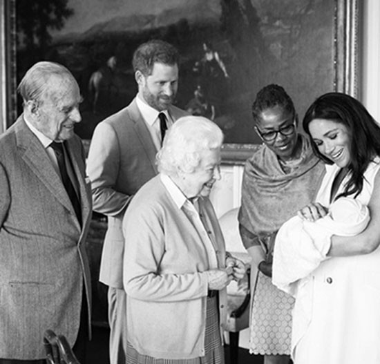 Bé Archie trong vòng tay mẹ Meghan khi yết kiến vợ chồng Nữ hoàng Elizabeth II chiều 8/5. Ảnh: Instagram.