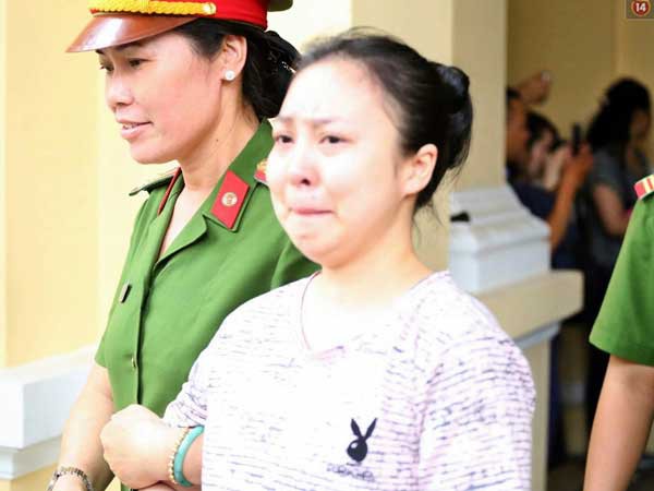 Bị cáo Giang vẫn khóc sau khi phiên tòa kết thúc