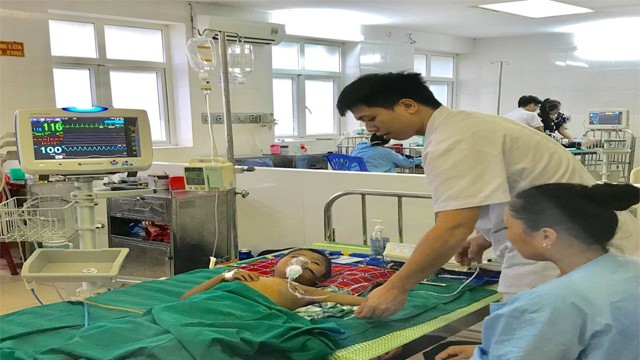 Hiện tại, bệnh nhi đang được hồi sức tích cực tại Bệnh viện Sản Nhi Nghệ An. Ảnh: BVCC