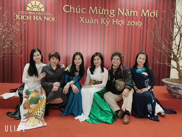  Dù dừng sự nghiệp phim ảnh nhưng Thúy Hà vẫn công tác tại Nhà hát kịch Hà Nội. Thúy Hà áo dài xanh đậm. 