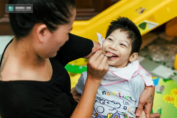 Minh Cúc và con gái bị teo não từ lúc 6 tháng tuổi.