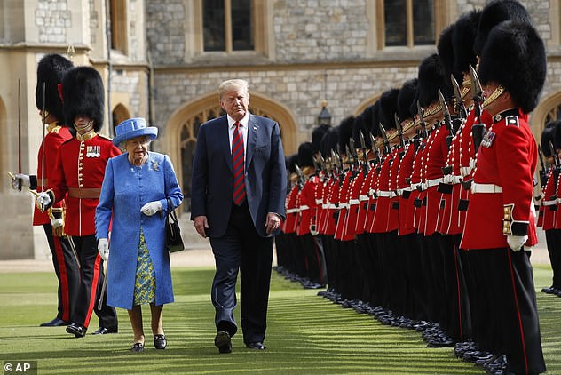 Ông Trump xuất hiện cùng Nữ hoàng Anh trong chuyến thăm năm 2018.