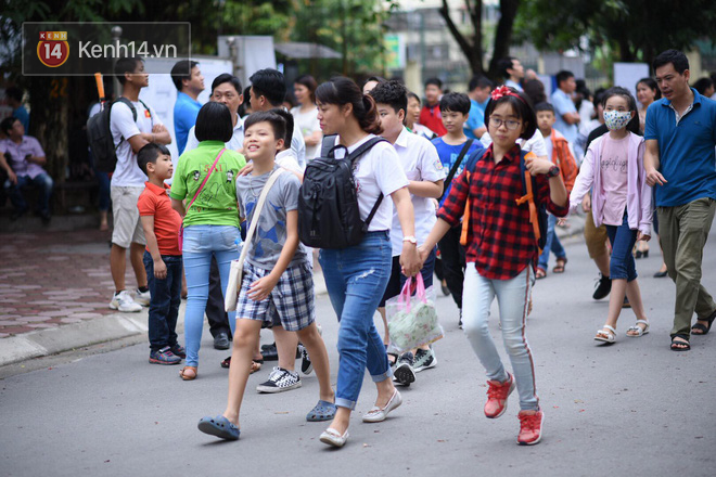 N&#243;ng: Vỡ trận trước cổng trường ĐH Ngoại Ngữ, h&#224;ng ngh&#236;n phụ huynh chen ch&#250;c gọi &quot;Con ơi, mẹ đ&#226;y, bố đ&#226;y&quot; g&#226;y n&#225;o loạn - Ảnh 15.