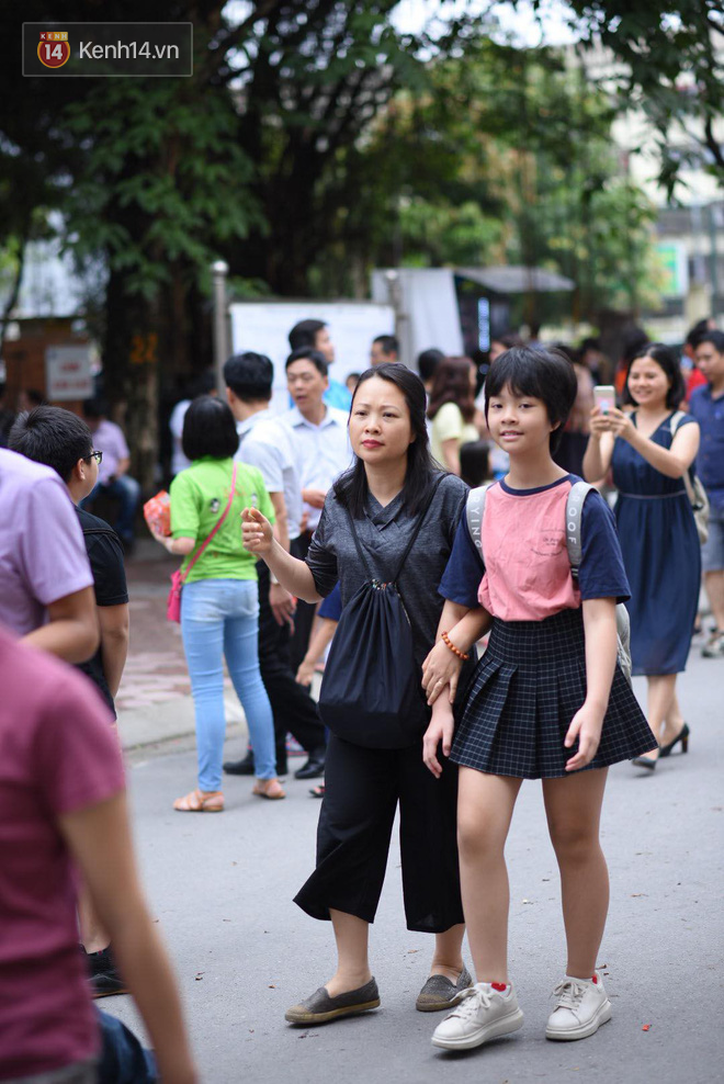 N&#243;ng: Vỡ trận trước cổng trường ĐH Ngoại Ngữ, h&#224;ng ngh&#236;n phụ huynh chen ch&#250;c gọi &quot;Con ơi, mẹ đ&#226;y, bố đ&#226;y&quot; g&#226;y n&#225;o loạn - Ảnh 16.