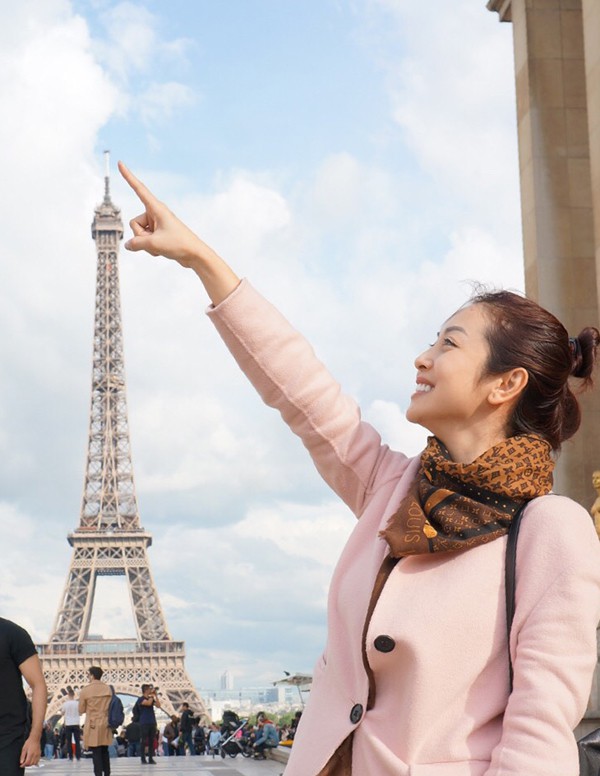 
Cô ghé thăm tháp Eiffel tại thủ đô Paris, Pháp.
