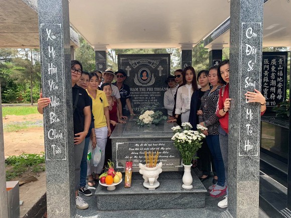 Diễm My 9X cùng bố và người thân trong gia đình tại mộ của mẹ cô