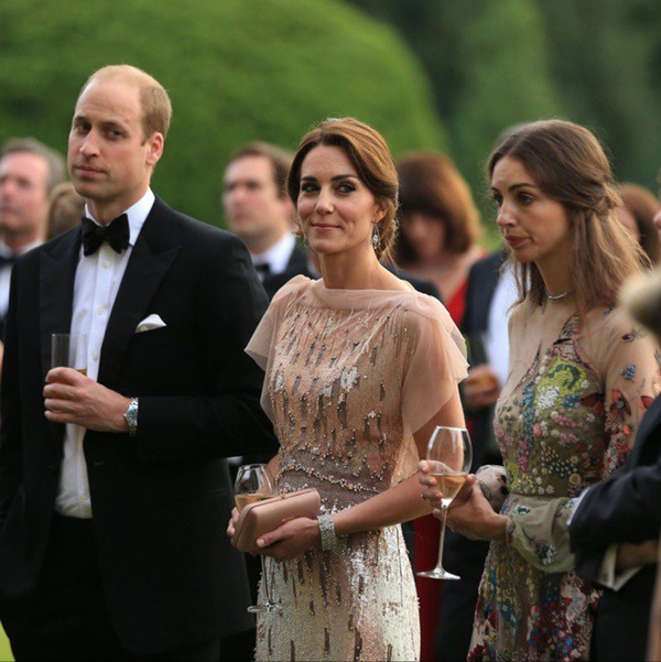 Hoàng tử William bình thản bên vợ Kate.